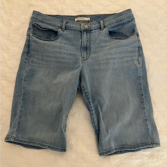 Levi’s Shorts Women’s 31 Med/Lgt Wash Classic Bermuda Mid Rise Original Stretch - Picture 2 of 9